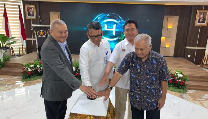 Alex Noerdin Bersama Menteri ESDM Menandatangani Cover Buku BBM Satu Harga