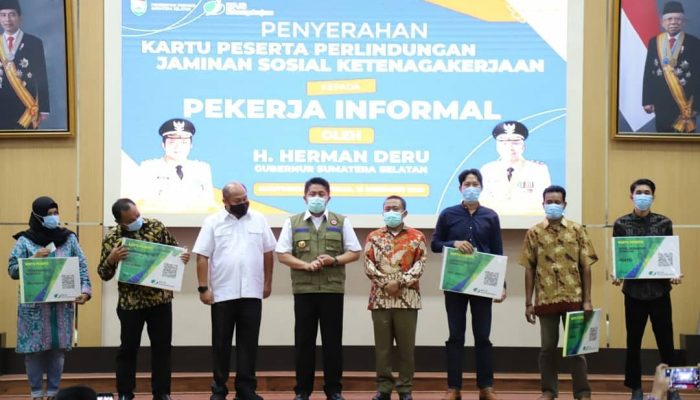 Herman Deru Berikan Bantuan Perlindungan Sosial Para Pekerja Informal