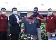 Herman Deru Perkenalkan Nilmaizar sebagai Pelatih Kepala SFC