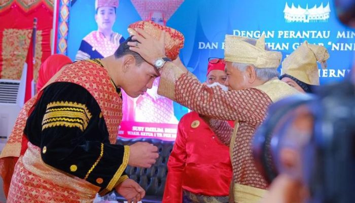 Poto: Moment Plt Bupati Muba Beni Hernedi Mendapat Gelar Kehormatan Warga Minang