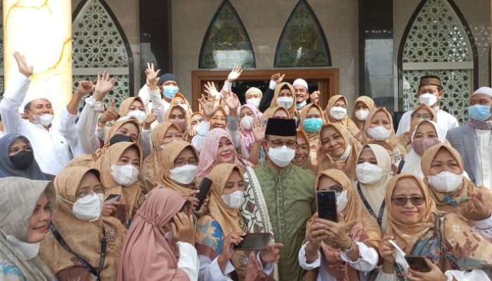 Resmikan Masjid di Cakung Jaktim, Anies Diserbu Emak-Emak