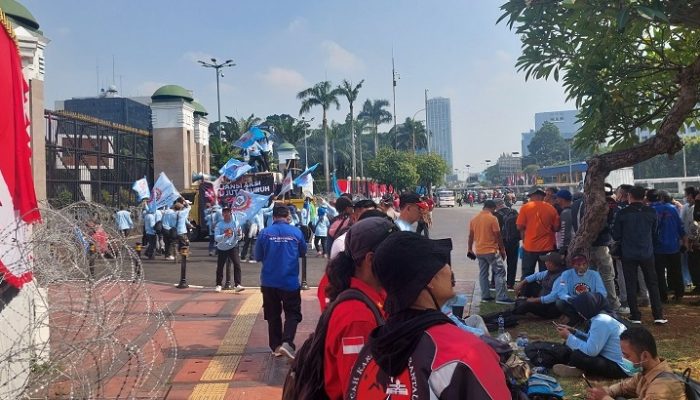Buruh Gelar Demo Kenaikan Harga BBM di Gedung DPR