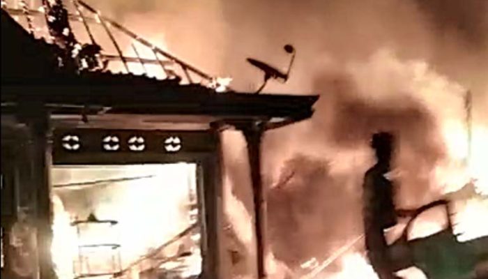 Mobil Angkutan Minyak Mentah Diduga Hasil Illegal Drilling Tabrak Rumah Warga Hingga Terbakar